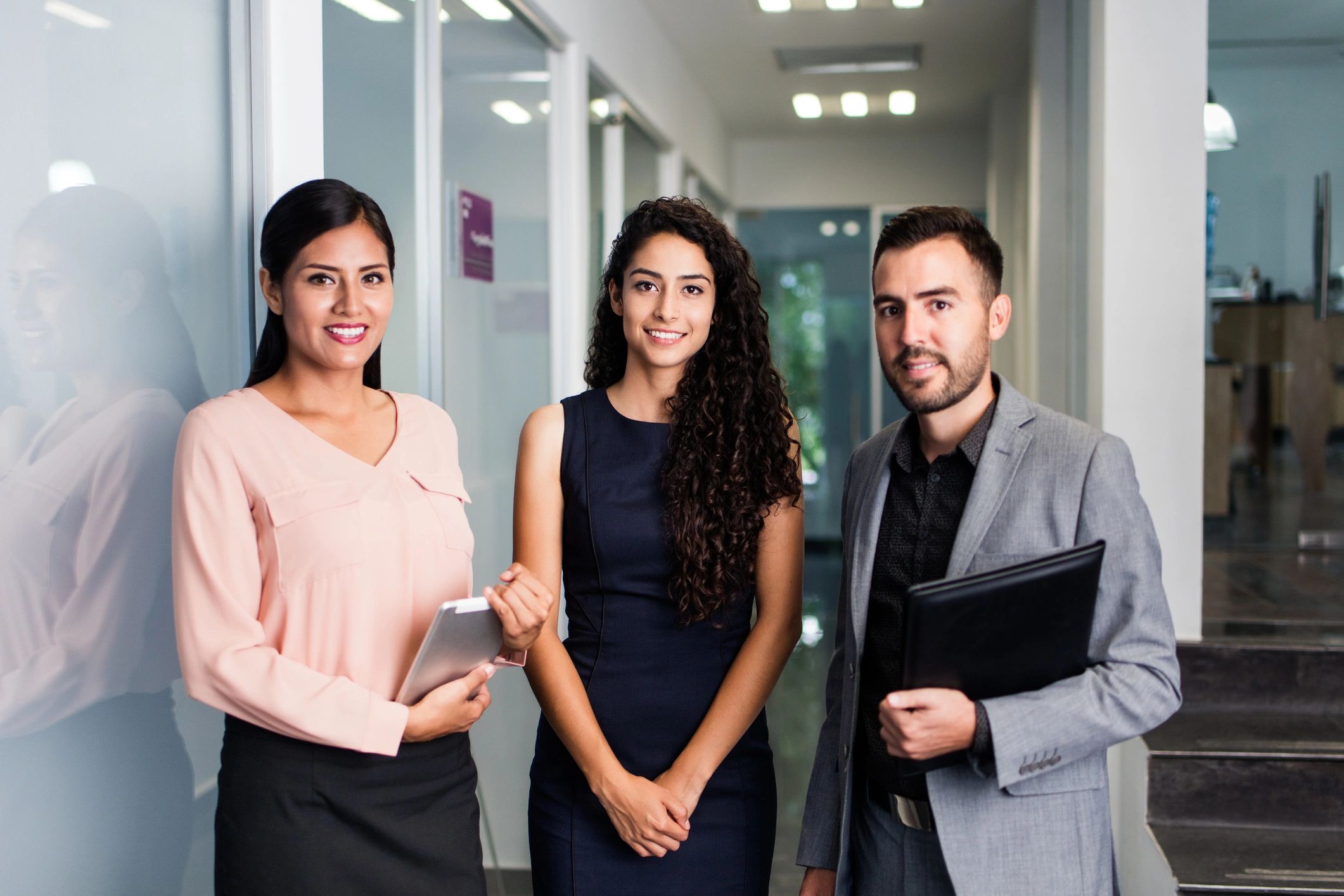 Ejecutivos mexicanos en un entorno corporativo moderno