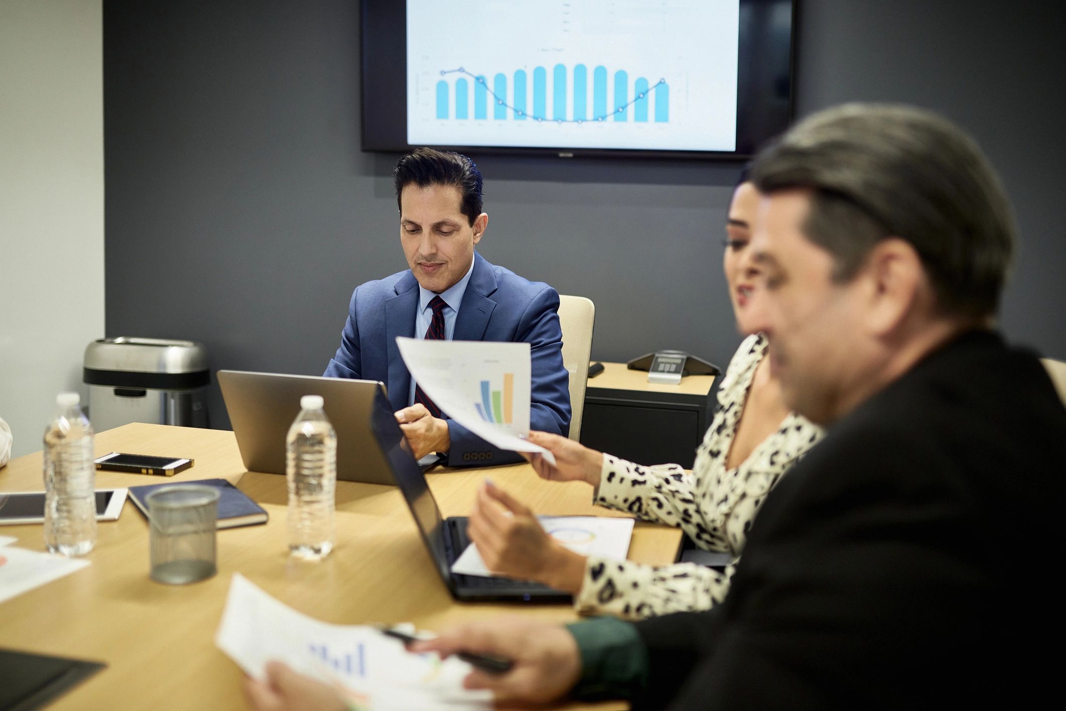 Equipo corporativo mexicano en sala de juntas