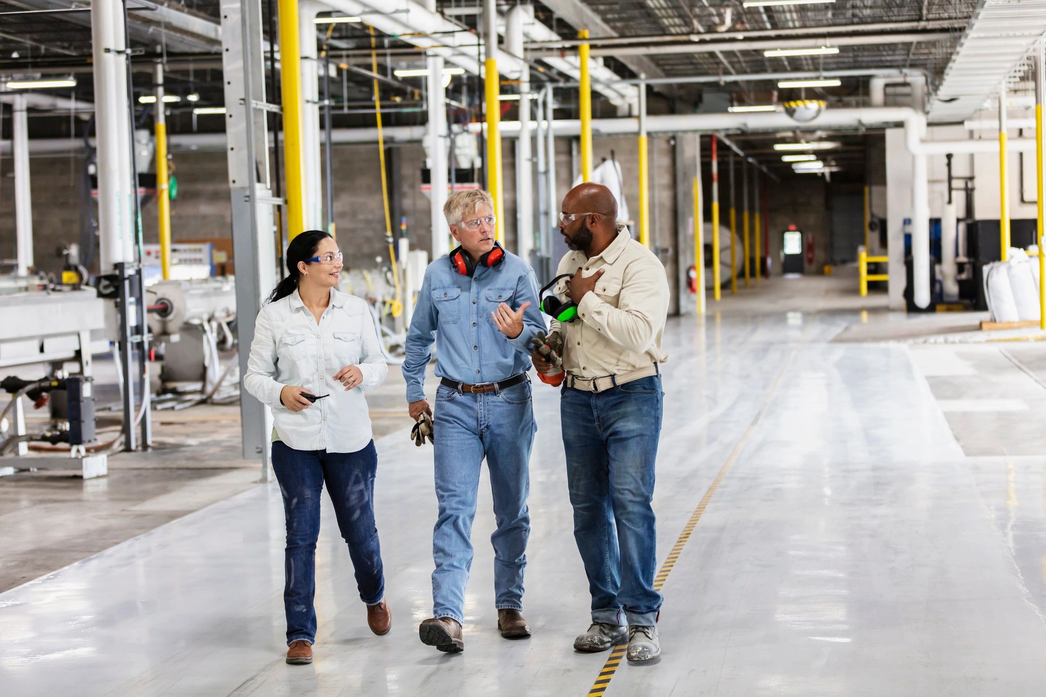 Operarios mexicanos en planta de manufactura moderna