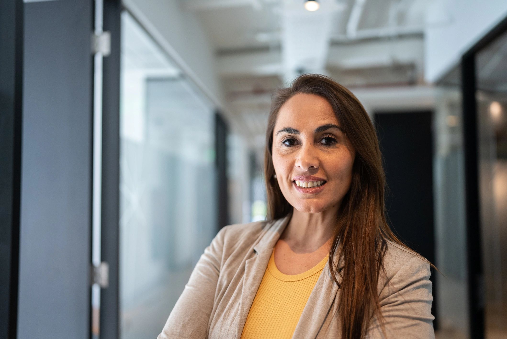 Mujer ejecutiva mexicana en oficina moderna