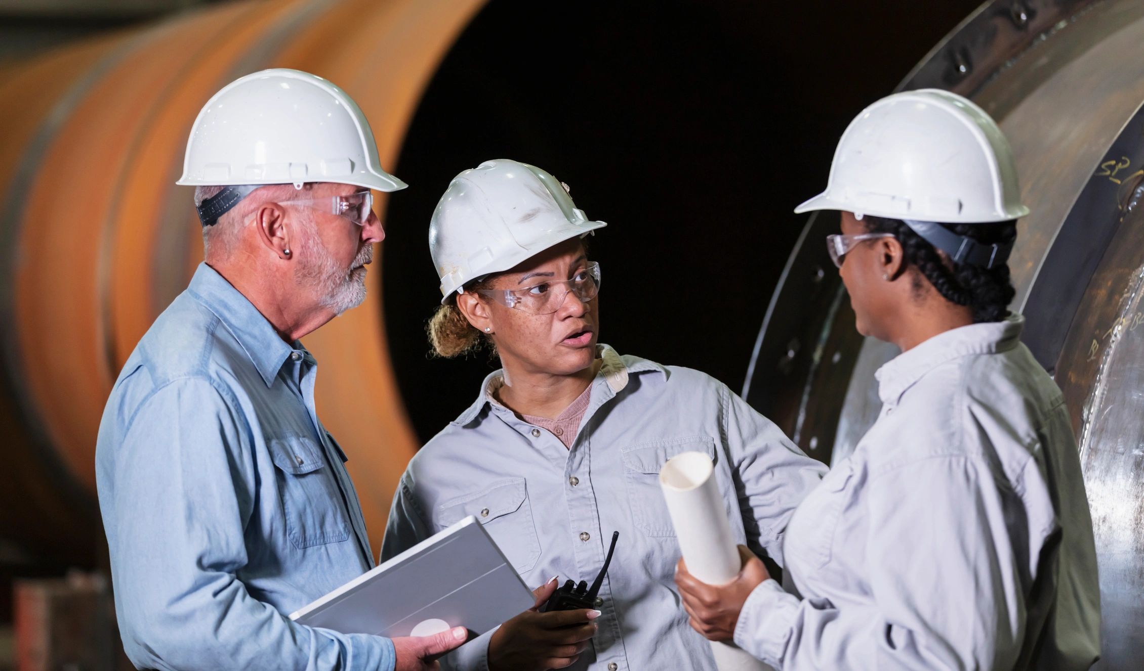 Equipo industrial mexicano en reunión operativa