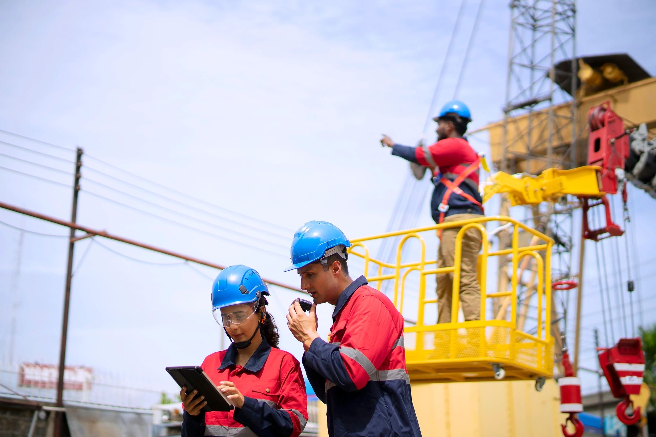 Ingenieros mexicanos supervisando obra con enfoque corporativo