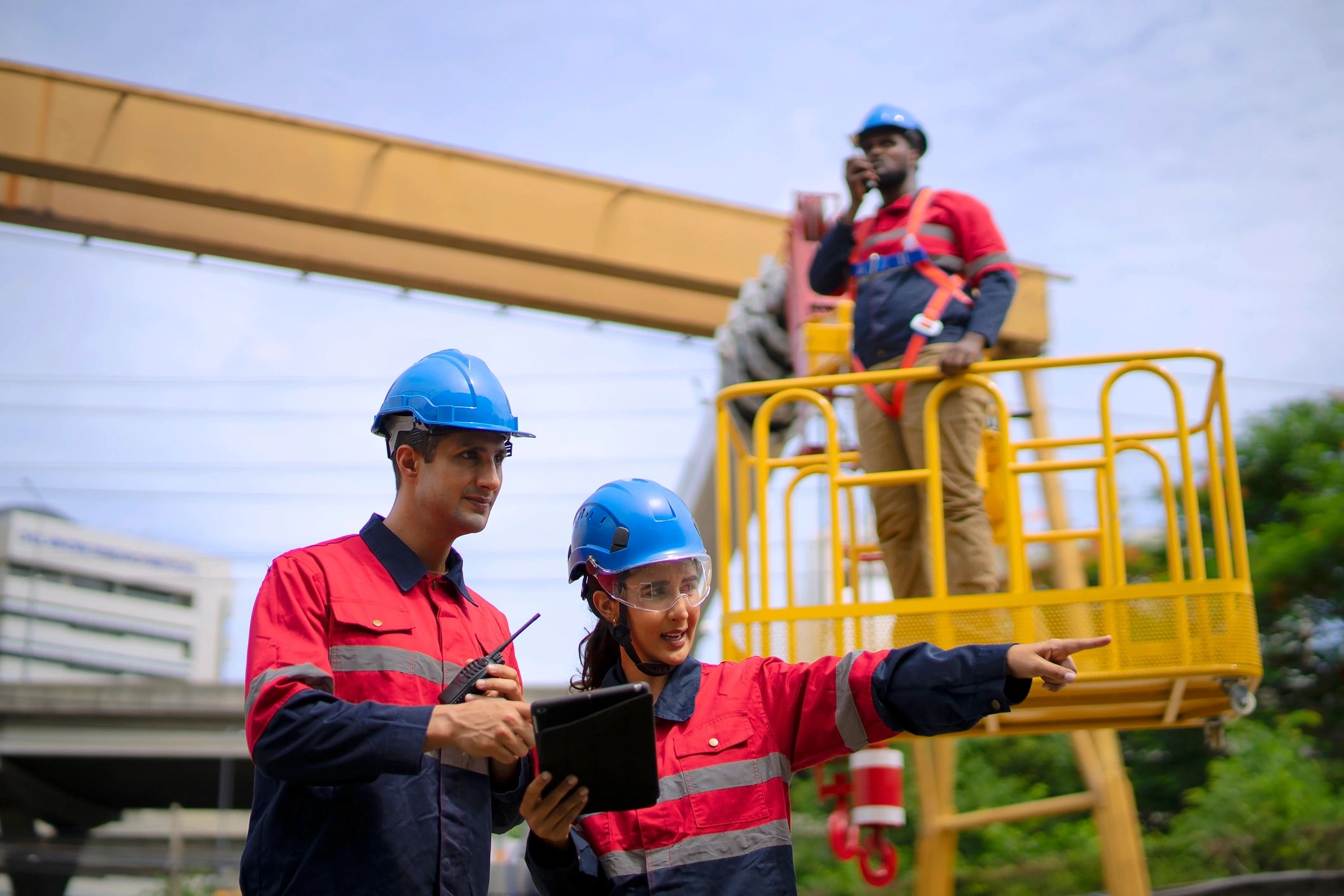 Ingenieros supervisando una obra importante en México con entorno de construcción moderna