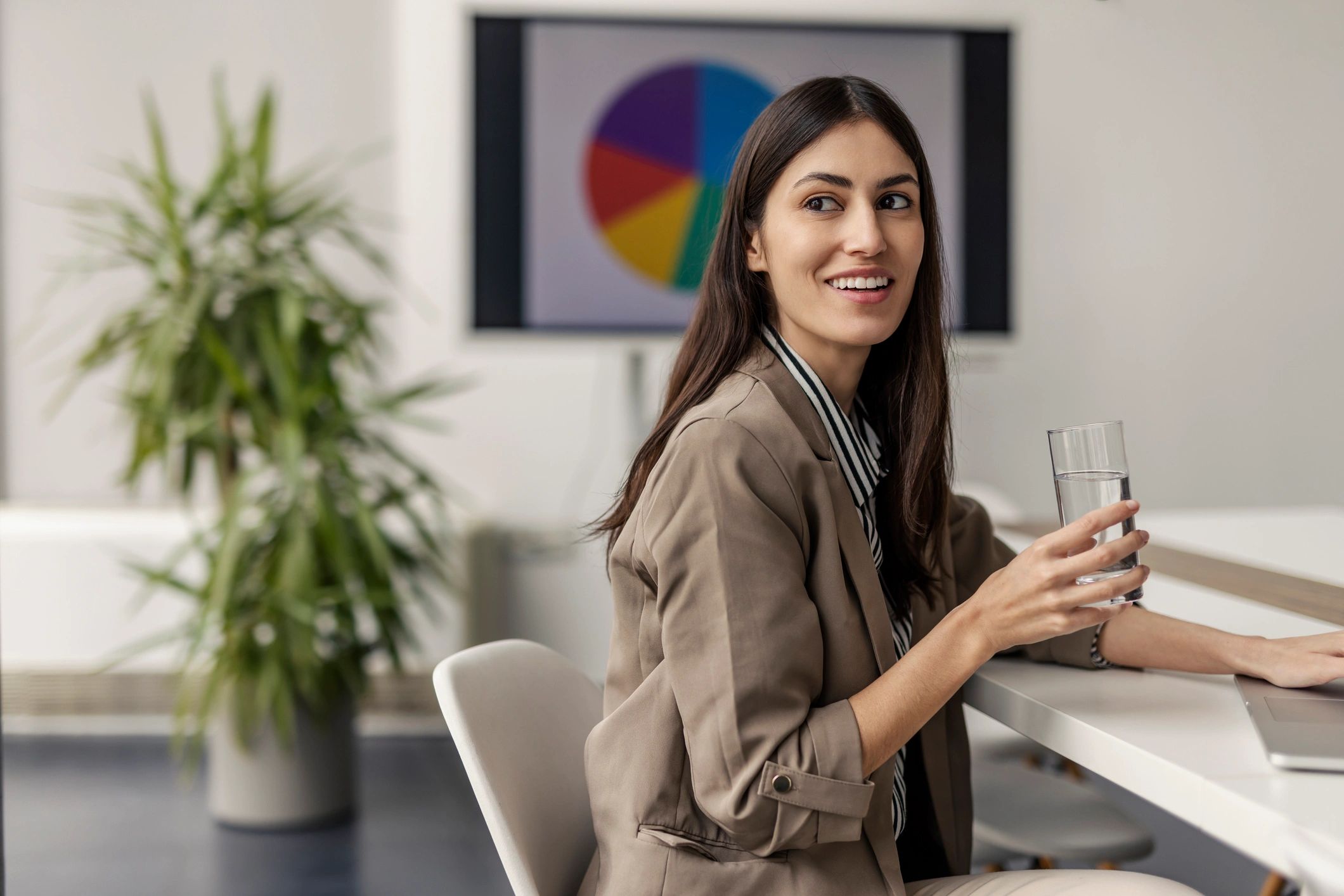 Profesional mexicana en oficina corporativa moderna