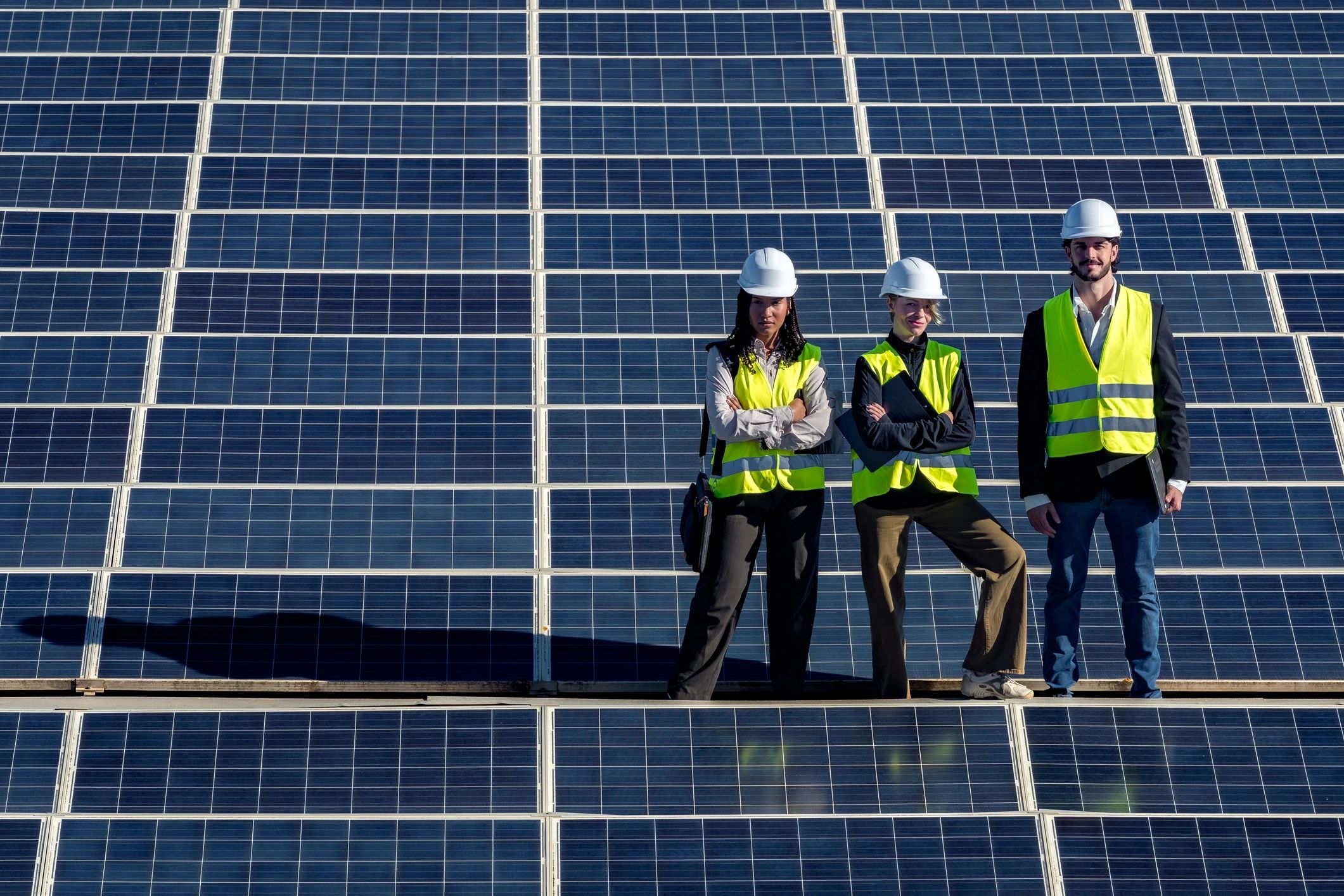 Ingenieros mexicanos en proyecto de energía moderna con paneles solares