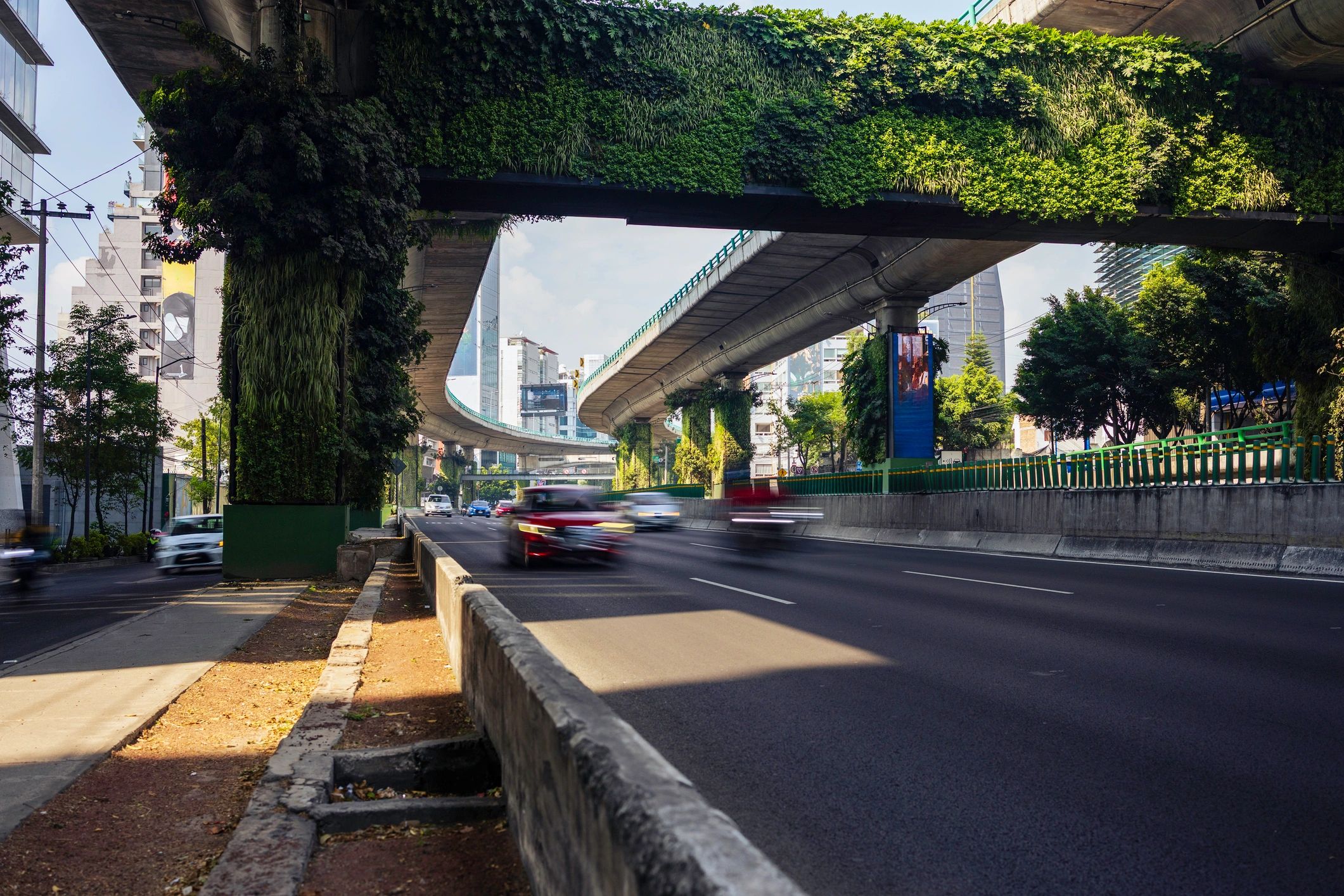 Corredor vial moderno en Ciudad de México